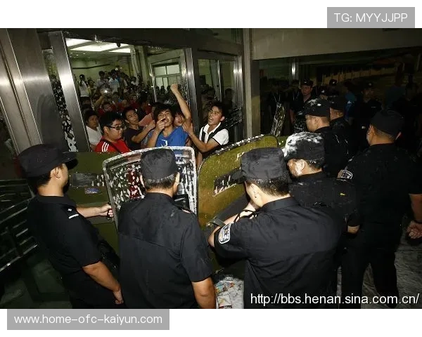 主场氛围失控：球迷与警方爆发冲突，引发赛场危机