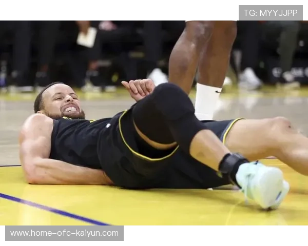 球星加盟仪式上意外摔倒，全网调侃不断